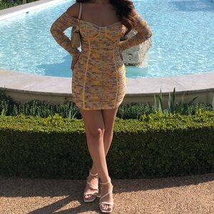 Gorgeous yellow long sleeve dress perfect for spring! 💛🌼